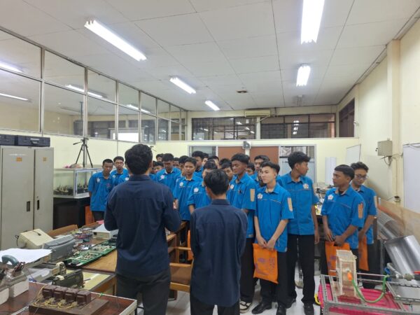 Kunjungan SMKN 8 Kota Tangerang ke Lab Teknik Elektro